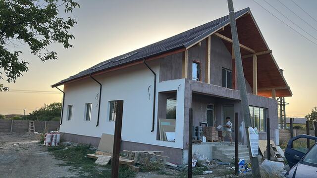 Casă cu etaj, cu structura finalizată și acoperișul montat
