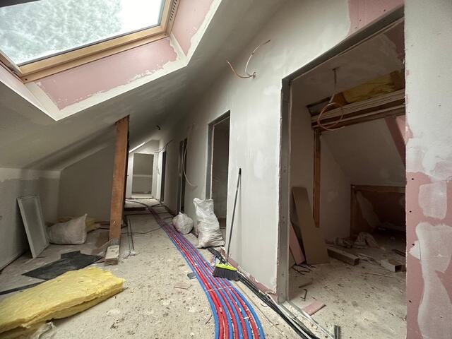 Coridor la mansardă, cu țevi pentru încălzire în pardoseală