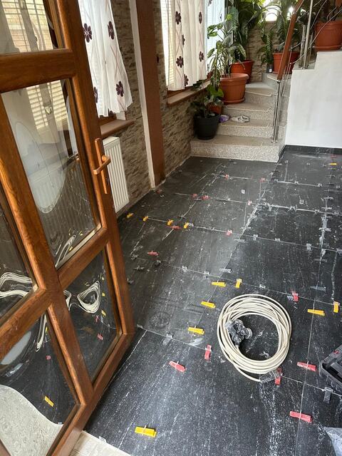 Gresie neagră în curs de montaj